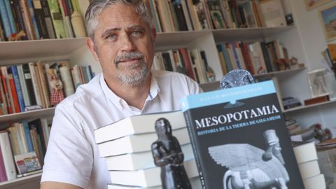 El arquelogo Juan Luis Montero Fenolls, retratado este mircoles en su casa de Ferrol.