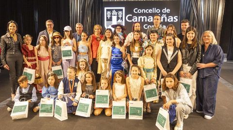 Entrega de detalles al alumnado de la Escola de Palillo 