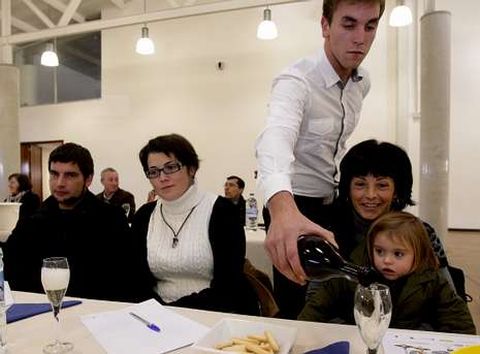 Algunos acudieron en familia a la cata de espumosos y ostras celebrada en el sal�n de Pe�a.
