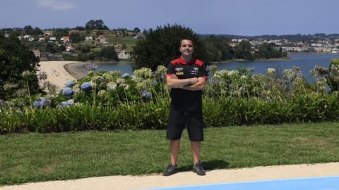 Iv�n Ares en la finca de la casa de sus suegros, con la playa de Gandar�o de fondo