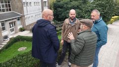 Imagen de la reunin que mantuvieron los socialistas Ivn Puentes y Marcos Rey con vecinos de Pontemuios