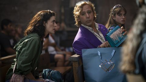 Beatriz Arjona, Checco Zalone y, al fondo, Letizia Arn�, actriz de 18 a�os que interpreta a Cristal, la hija adolescente que huye al Camino de Santiago
