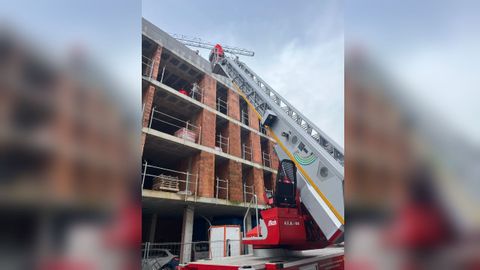 Los bomberos de Boiro utilizaron el veh�culo de altura para acceder al edificio en obras.
