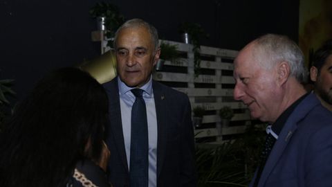 El exfutbolista y actual responsable de Relaciones Institucionales del Real Sporting, Joaqu�n Alonso, y el presidente de Que Hable Gij�n, Jos� Mar�a Su�rez Bra�a,�durante el c�ctel de celebraci�n del centenario de La Voz de Asturias