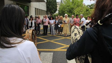 Un grupo de trabajadores del hospital salieron con una gaita y percusin para dar una sorpresa a los jubilados que posaban en la entrada para una foto