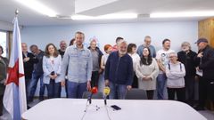 Arroxo (de pie, a la izquierda con el responsable local, Ant�n Bao) se mostr� convencido de que las urnas castigar�n al PP por la moci�n de censura