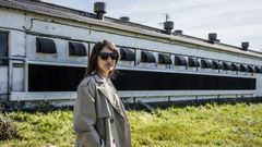 Silvia Atanes frente a la granja av�cola que compr� hace un a�o en Santa Baia de Montes