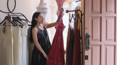 Andrea, en su tienda de Juan Fl�rez
