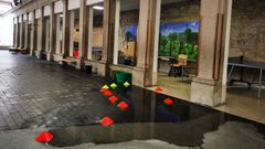 Inundaci�n, este lunes por la tarde, en el patio del CEIP Froebel de Pontevedra