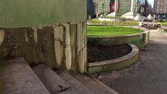 Estado de una zona de la plaza junto al centro comercial Los Fresnos, en la avenida del Llano de Gij�n