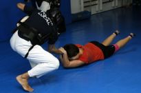Imagen de un agente municipal en un curso para defensa personal de mujeres maltratadas.