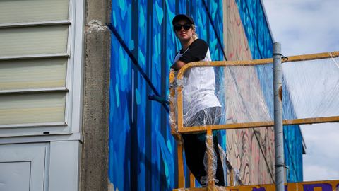 La artista Lidia Cao está elaborando un mural en el pabellón de Taragoña.
