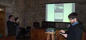Manuel Cu��a, Loli Iglesias y Marcos Briones, ayer en la presentaci�n de App y v�deo en Silleda. 