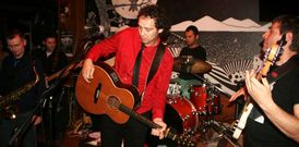 Roberto Sobrado, en el centro, en un concierto