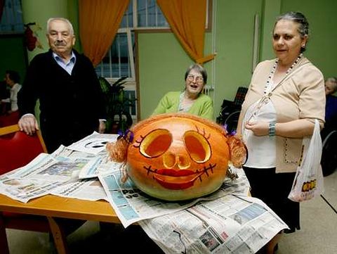 Los ancianos del asilo recordaron su infancia confeccionando cabazas.