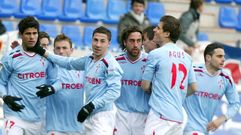 Diego Costa recibe la felicitaci�n de Roberto Lago y del resto de sus compa�eros.