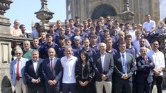 Foto de familia del Pontevedra en la escalinata de la Peregrina