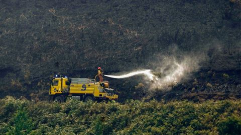 Un cami�n de Bomberos en labores de extinci�n del incendio en el Alto del Acebo