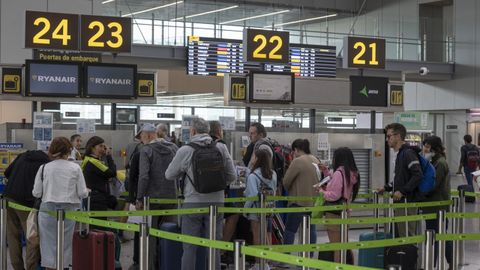Pasajeros ante los mostradores de Ryanair en el aeropuerto de Santiago