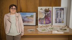 Beatriz Fernndez junto a algunas de la obras a las que imprime color con sus acuarelas.