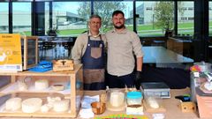 Alejandro Rinc�n y su hijo, Manuel Alejandro, con algunos de los productos que elaboran en la queser�a