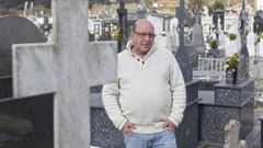 La familia de Marcelino Basanta, en la imagen, lleva m�s de un siglo atendiendo el cementerio ferrolano de Serantes.