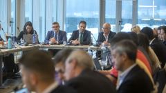 Al fondo, en el centro, el conselleiro Villares y su derecha, Sergio L�pez, presidente del CC Sur, que se re�ne en Santiago