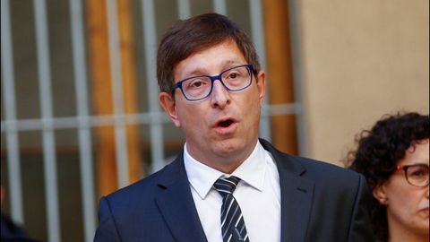 8. CARLES MUND�. Exconseller de Justicia. 7 a�os de prisi�n y 16 a�os de inhabilitaci�n absoluta por malversaci�n y multa de diez meses con cuota de 100 euros por un delito continuado de desobediencia grave. La Abogac�a del Estado pide 7 a�os de prisi�n por malversaci�n y desobediencia grave.