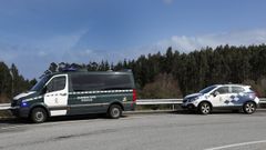 En imagen de archivo, veh�culos de los vigilantes municipales de Xove y de la Guardia Civil de Tr�fico