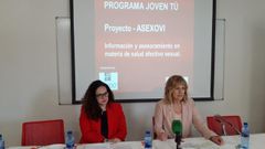 La directora de Intervenci�n Social de Cruz Roja, Sandra Gonz�lez, y la concejala de Atenci�n a las Personas del ayuntamiento de Oviedo, Marisa Ponga