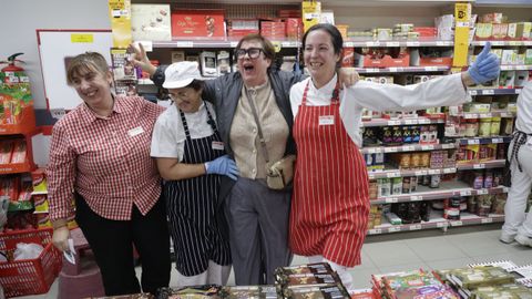 Las trabajadoras del Familia de Alcalde Lens, celebrando el pellizco del tercer premio del sorteo de Navidad