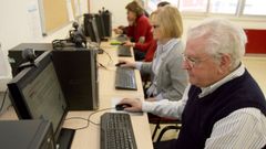 Imagen de archivo de un curso de Internet para mayores en Burela