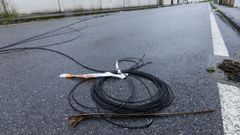 Tendido telef�nico tirado sobre la v�a en A Pedra do Sal, Carballo