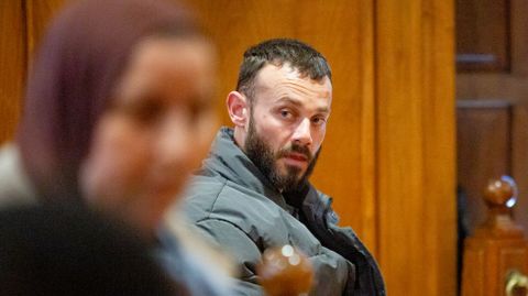 Florian Rama, el asesino del crimen de Salceda y, en primer plano y con la cara difuminada, la madre de la v&iacute;ctima, que present&oacute; la lectura del veredicto.