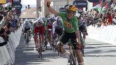 Magnus Cort Nielsen, celebrando el triunfo de la �ltima etapa del 2025 en Santiago.
