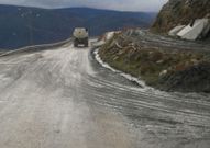 La presencia de lodo es evidente en tres puntos de la carretera. 