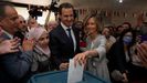 A sus 48 a�os, Asma al Assad padece leucemia mieloide aguda. Imagen de archivo votando junto a su marido,�Bashar al-Assad.