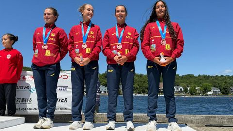 Foto del equipo espa�ol de C4 500 J�nior recogiendo su medalla de bronce en el Campeonato del Mundo de Halifax (Canad�).