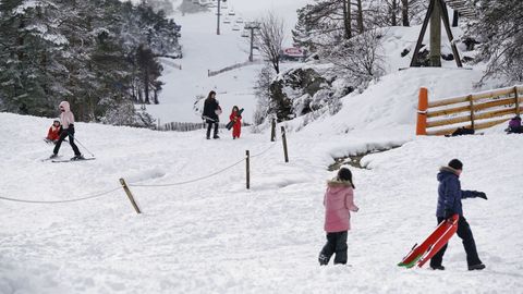 Aspecto que presentaba ayer la estaci&oacute;n de Manzaneda tras la intensa nevada que se registr&oacute; en la monta&ntilde;a ourensana.