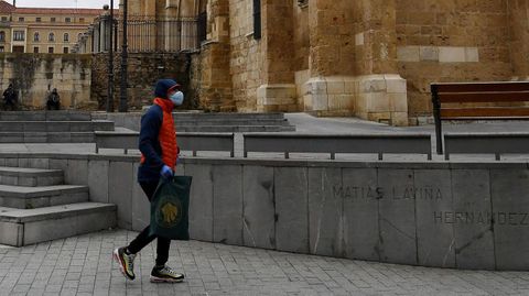 Un peatn con mascarilla camina por los alrededores la catedral de Len.