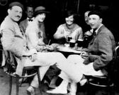 Hemingway (izquierda) y su primera esposa, Elizabeth Hadley Richardson (sin sombrero), en los sanfermines de 1925.
