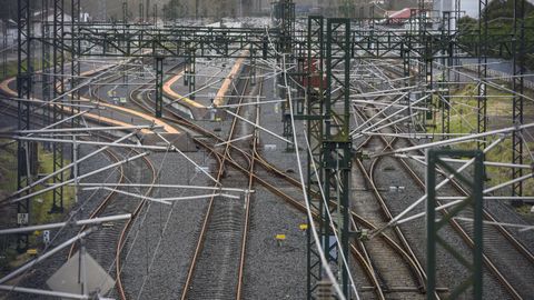 V&iacute;as del tren en Pontevedra, vac&iacute;as por la suspensi&oacute;n de los servicios por el temporal 