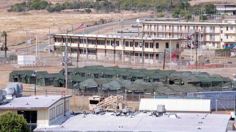 Vista del centro de Guantánamo, con tiendas instaladas para migrantes