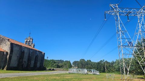 Labores de mantenimiento en la torre el�ctrica situada en un lateral del monasterio de Bergondo.