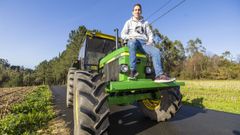 Adri�n en el tractor que compr� su padre el mismo d�a en que naci�