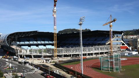 Aspecto de la obra de la grada de R�o en la jornada de ayer; debe estar acabada a final de a�o.