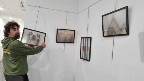 No� �lvarez, con sus fotograf�as.