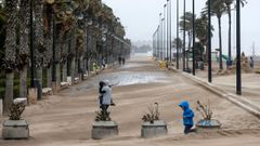 El paseo mar�timo de Valencia ha quedado cubierto por la arena arrastrada por el fuerte viento desde la playa hacia el interior. 