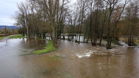 La lluvia de los ltimos das han provocado el desbordamiento del ro Cinsa en Seoane y A Vide en Monforte. 