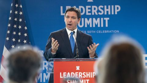 Ron DeSantis en un acto organizado por una oeneg�.